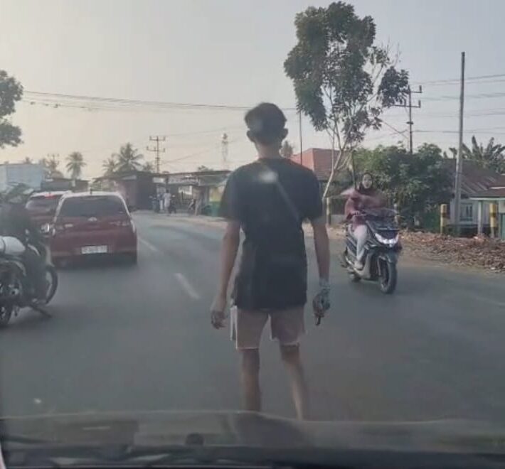 Saat Jalan Bua Dipenuhi Asap, Tawuran dan Perang Busur Bikin Pengendara Tertahan