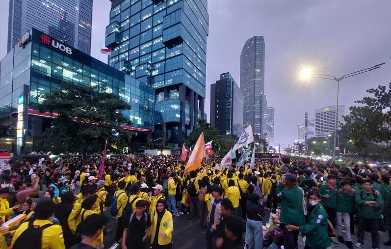 Ratusan mahasiswa membubarkan diri setelah menggelar aksi unjuk rasa di sekitar Bundaran HI, Jakarta Pusat, Selasa (18/8/2026).