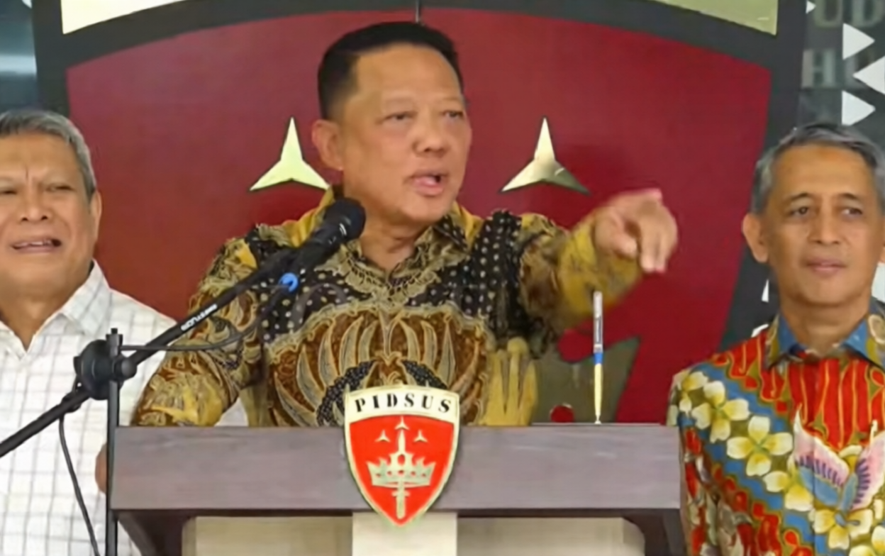 Mantan Jaksa Agung Muda Tindak Pidana Khusus (Jampidsus) Febrie Adriansyah saat jumpa pers.