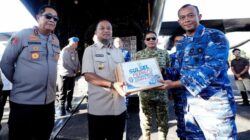 Gubernur Sulawesi Selatan Andi Sudirman Sulaiman didampingi Kapolda Sulsel Irjen Pol Djuhandani saat melepas bantuan kemanusiaan untuk korban gempa NTT melalui Lanud Sultan Hasanuddin, Maros, Selasa (18/8/2026).