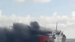 Detik-detik KMP Putri Yasmin Terbakar di Selat Lombok, Penumpang Panik.