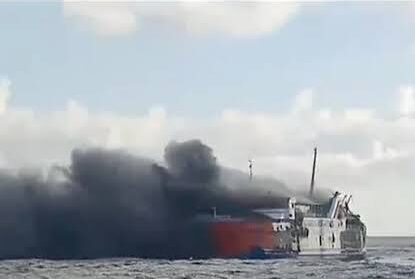 Detik-detik KMP Putri Yasmin Terbakar di Selat Lombok, Penumpang Panik.