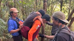 Tim SAR mengevakuasi pendaki yang mengalami gangguan kesehatan di jalur Gunung Bawakaraeng, Kabupaten Gowa, Sulawesi Selatan, Senin (17/8/2026). Hingga Senin malam, Basarnas mencatat 26 pendaki mengalami gangguan kesehatan, sebagian besar akibat hipotermia dan kelelahan fisik.
