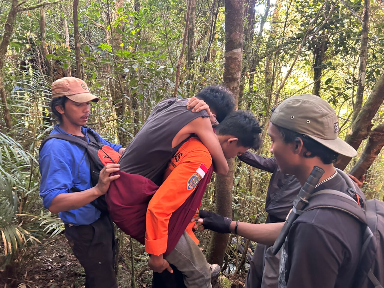Tim SAR mengevakuasi pendaki yang mengalami gangguan kesehatan di jalur Gunung Bawakaraeng, Kabupaten Gowa, Sulawesi Selatan, Senin (17/8/2026). Hingga Senin malam, Basarnas mencatat 26 pendaki mengalami gangguan kesehatan, sebagian besar akibat hipotermia dan kelelahan fisik.