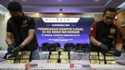 Petugas menyusun barang bukti 22,317 kilogram emas batangan hasil penindakan ekspor ilegal di Kantor Pusat DJBC, Jakarta, Selasa (18/8/2026). Sebanyak 30 keping emas cast bar tersebut diamankan di Terminal 3 Bandara Soekarno-Hatta dan melibatkan dua warga negara China berinisial ZC dan ZL.