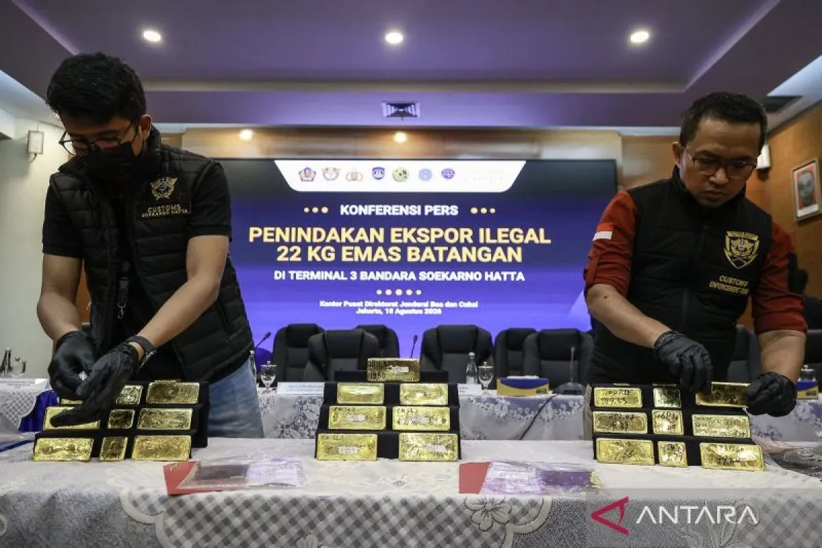 Petugas menyusun barang bukti 22,317 kilogram emas batangan hasil penindakan ekspor ilegal di Kantor Pusat DJBC, Jakarta, Selasa (18/8/2026). Sebanyak 30 keping emas cast bar tersebut diamankan di Terminal 3 Bandara Soekarno-Hatta dan melibatkan dua warga negara China berinisial ZC dan ZL.