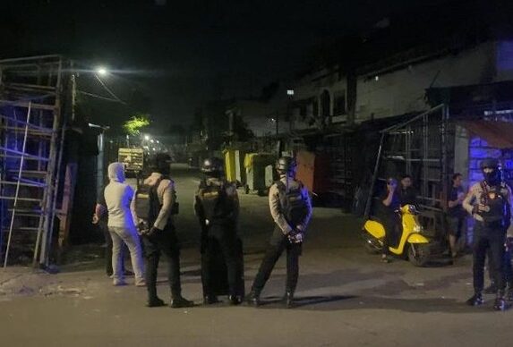 Busur dan Petasan Bersahutan di Pasar Senggol Makassar, Polisi Turun Tangan