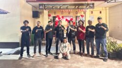 Terduga pelaku SP (57) duduk tersimpuh di tengah anggota Satuan Reskrim Polres Bantaeng setelah diamankan terkait dugaan penganiayaan terhadap tetangganya menggunakan parang.