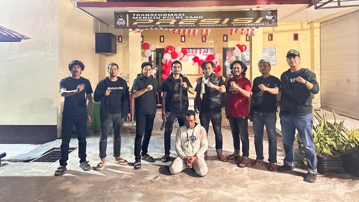Terduga pelaku SP (57) duduk tersimpuh di tengah anggota Satuan Reskrim Polres Bantaeng setelah diamankan terkait dugaan penganiayaan terhadap tetangganya menggunakan parang.