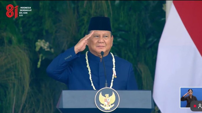 Presiden Prabowo Subianto selaku inspektur upacara mencium Bendera Merah Putih sebelum menyerahkannya kepada pembawa baki, Celina Olivia Apriani Theo, dalam upacara peringatan HUT ke-81 Kemerdekaan RI di Istana Negara, Jakarta, Senin (17/8/2026). Momen tersebut menjadi salah satu bagian khidmat dalam rangkaian pengibaran Sang Merah Putih.