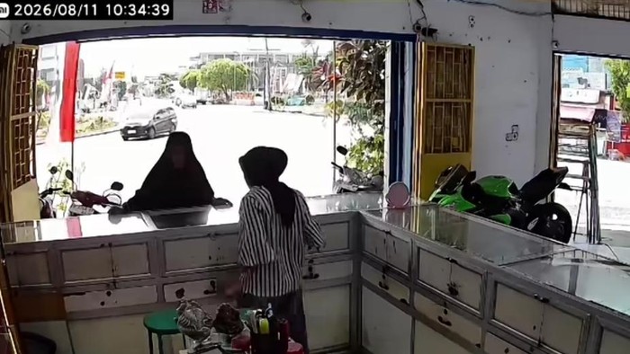 Hasil Rekaman CCTV wanita lansia curi kalung emas di toko emas Bulukumba.