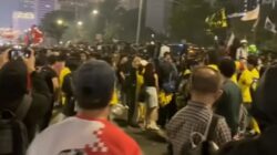 Massa BEM UI mulai meninggalkan titik aksi setelah menyampaikan sejumlah tuntutan kepada pemerintah di kawasan Sudirman, Jakarta, Selasa (18/8/2026).