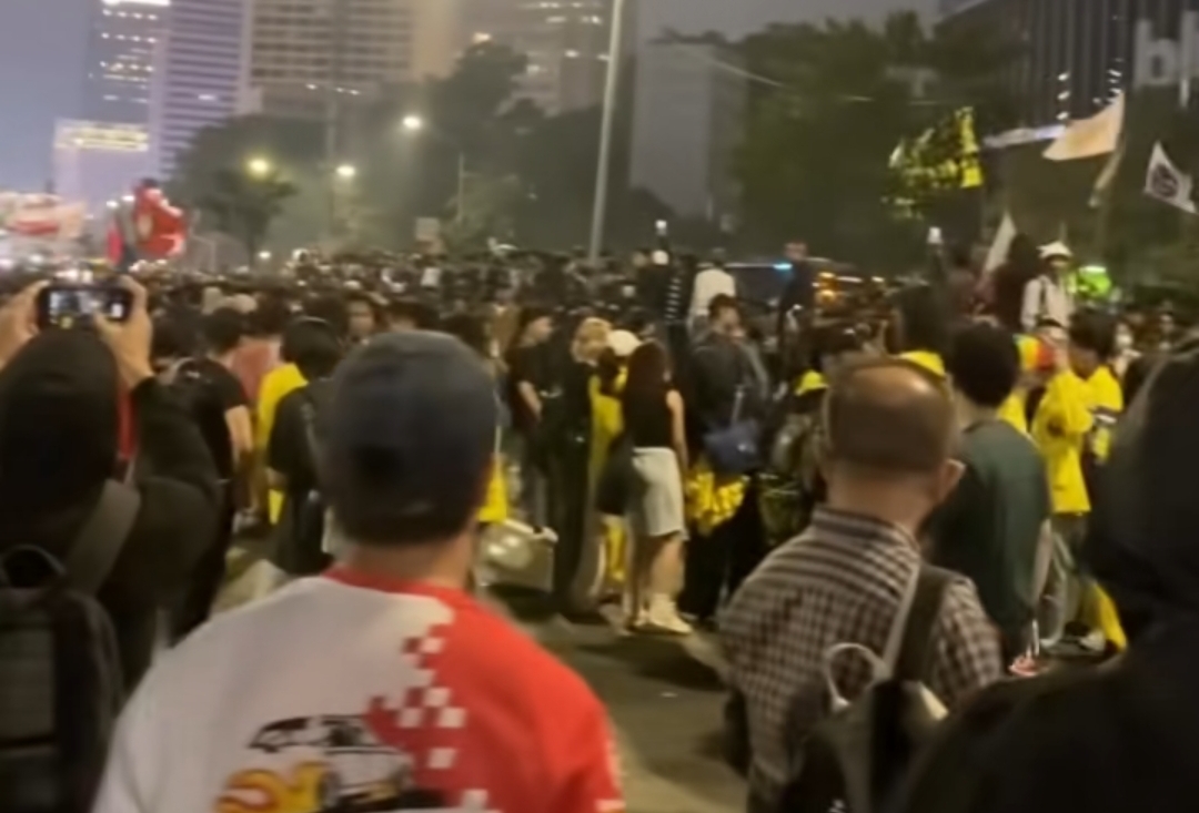 Massa BEM UI mulai meninggalkan titik aksi setelah menyampaikan sejumlah tuntutan kepada pemerintah di kawasan Sudirman, Jakarta, Selasa (18/8/2026).