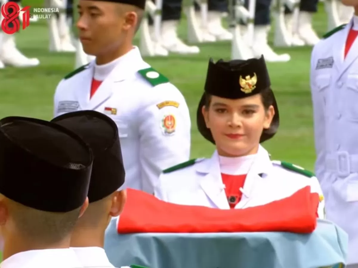 Celina Olivia Apriani Theo, Paskibraka asal Kalimantan Barat, bertugas sebagai pembawa baki pada Upacara HUT ke-81 RI di Istana Merdeka, Jakarta, Senin (17/8/2026).