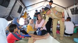Warga mengungsi di salah satu lokasi pengungsian setelah gempa magnitudo 7,7 mengguncang sejumlah wilayah Nusa Tenggara Timur, Selasa (18/8/2026). BNPB mencatat sementara 40.040 warga mengungsi di sejumlah kabupaten terdampak.