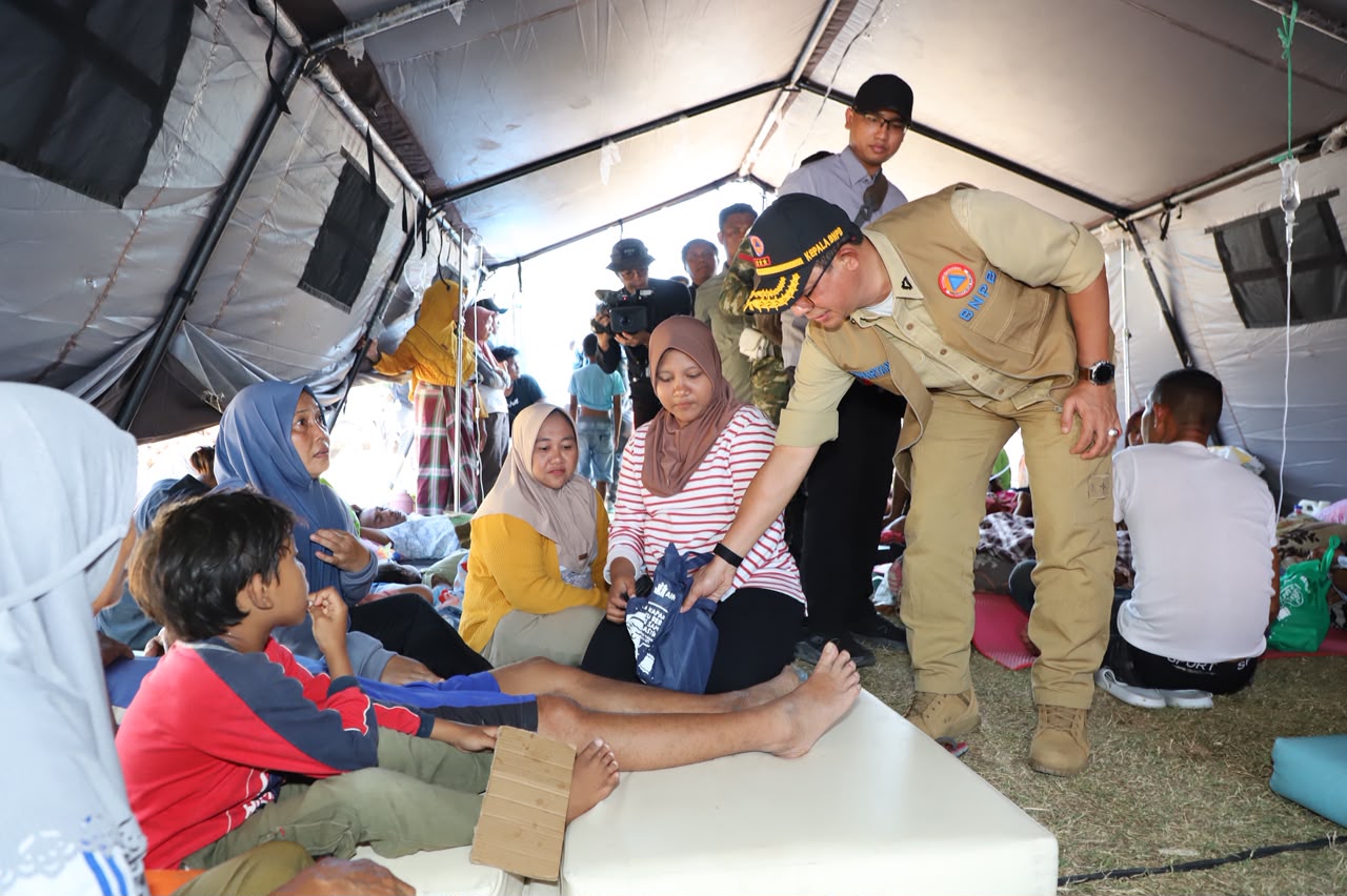 Warga mengungsi di salah satu lokasi pengungsian setelah gempa magnitudo 7,7 mengguncang sejumlah wilayah Nusa Tenggara Timur, Selasa (18/8/2026). BNPB mencatat sementara 40.040 warga mengungsi di sejumlah kabupaten terdampak.