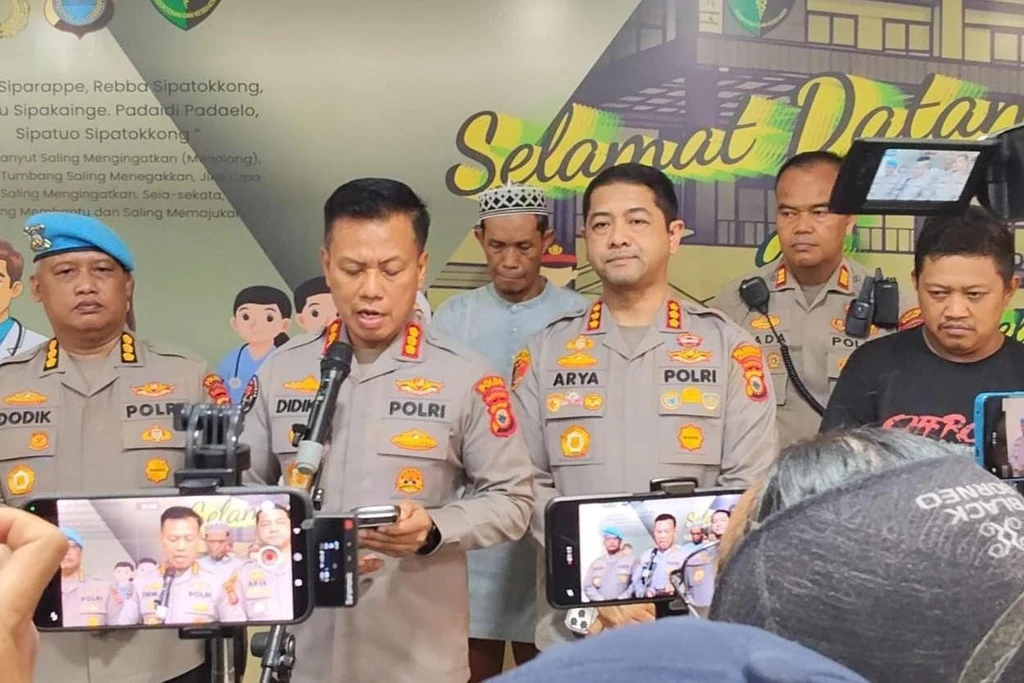 Kabid Humas Polda Sulsel Kombes Pol Didik Supranoto didampingi Kapolrestabes Makassar, Kombes Pol Arya Perdana.