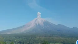 Gunung Semeru Erupsi Tiga Kali, Kolom Abu Mencapai 1.000 Meter