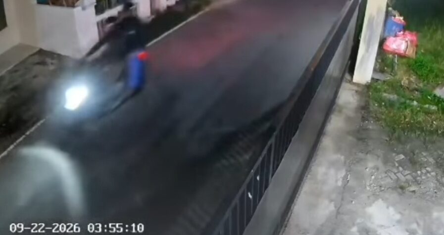 Jambret Pekanbaru diduga bersenpi terekam CCTV.
