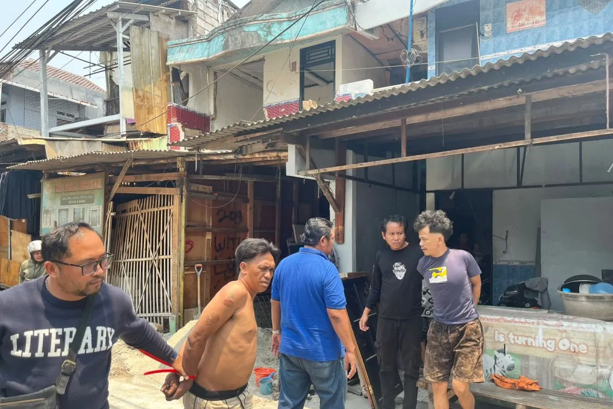 Dua Tetangga Ditangkap Usai Diduga Curi Kusen dan Besi Rumah di Koja.