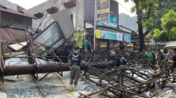 Baliho Raksasa Roboh Diterjang Angin Kencang, Empat Warga Luka