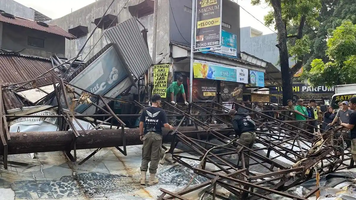 Baliho Raksasa Roboh Diterjang Angin Kencang, Empat Warga Luka