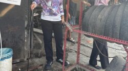 Camat Somba Opu meninjau drainase tersumbat di Jalan H.M. Yasin Limpo Gowa.