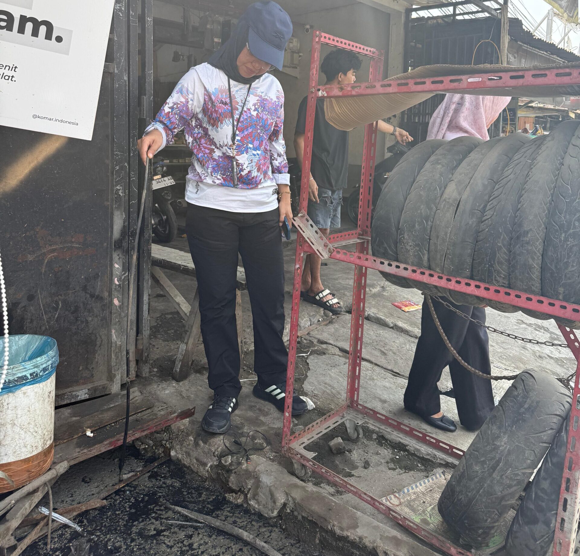 Camat Somba Opu meninjau drainase tersumbat di Jalan H.M. Yasin Limpo Gowa.