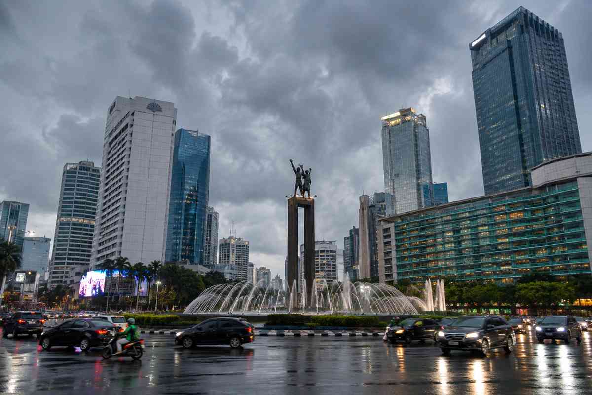 Cuaca Jakarta hari ini berpotensi hujan pada sore hingga malam.