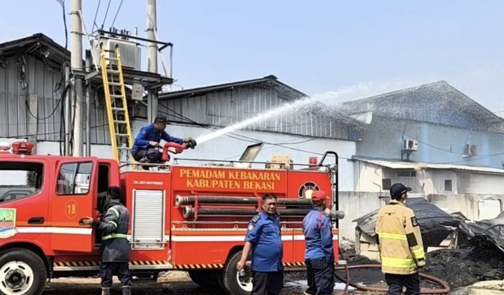 ebakaran Gudang Biji Plastik di Bekasi Dikerahkan Tujuh Armada Damkar