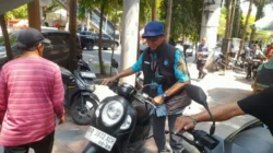 Perumda Parkir Makassar Tertibkan Parkir di Trotoar Depan SDN Sudirman