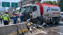 Truk Tangki Pertamina Tabrak Barrier di Tol Jagorawi
