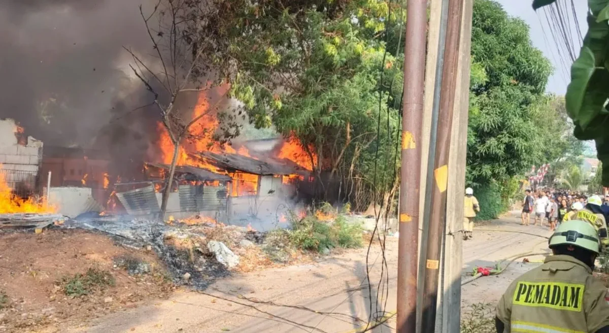 40 Personel Damkar Dikerahkan Padamkan Kebakaran Rumah di Cakung.