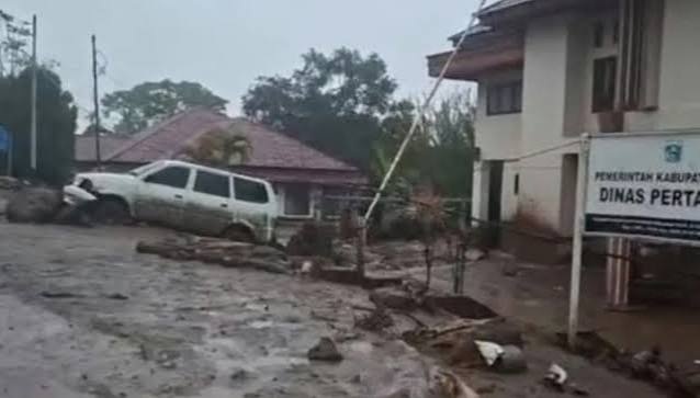 Kantor Dinas Pertanian Kabupaten Solok, Sumatera Barat terkena material banjir bandang, Selasa (22/9/2026)