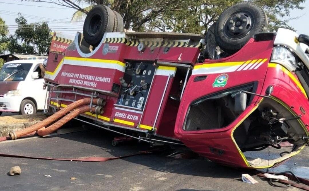 Mobil Damkar Pangkep terbalik di Jalan Poros Trans Sulawesi Labakkang.
