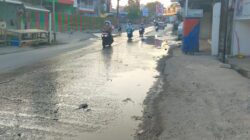 Saluran Pembuangan Warga Merembes, Jalan H.M. Yasin Limpo Tergenang