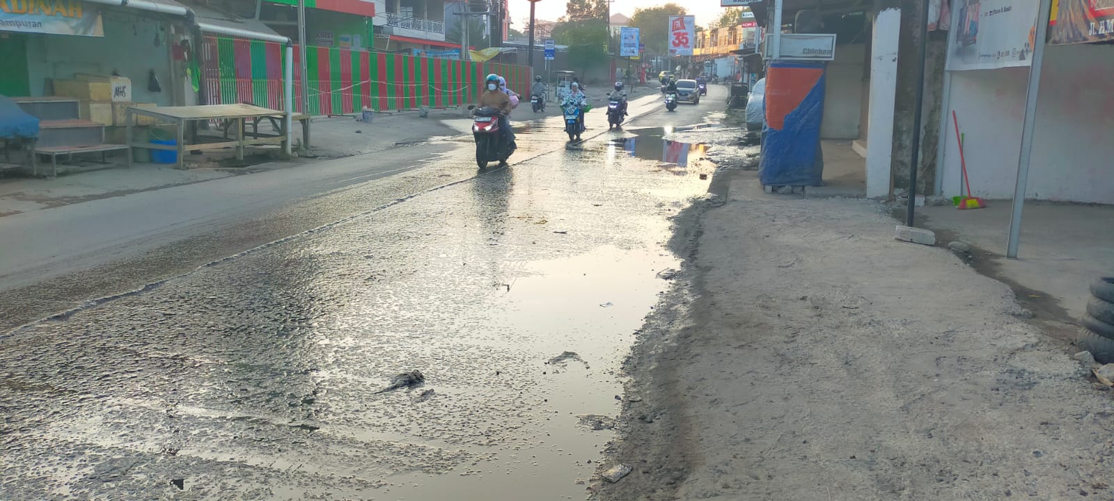 Rembesan saluran pembuangan warga membasahi Jalan H.M. Yasin Limpo dekat UIN Alauddin Samata.