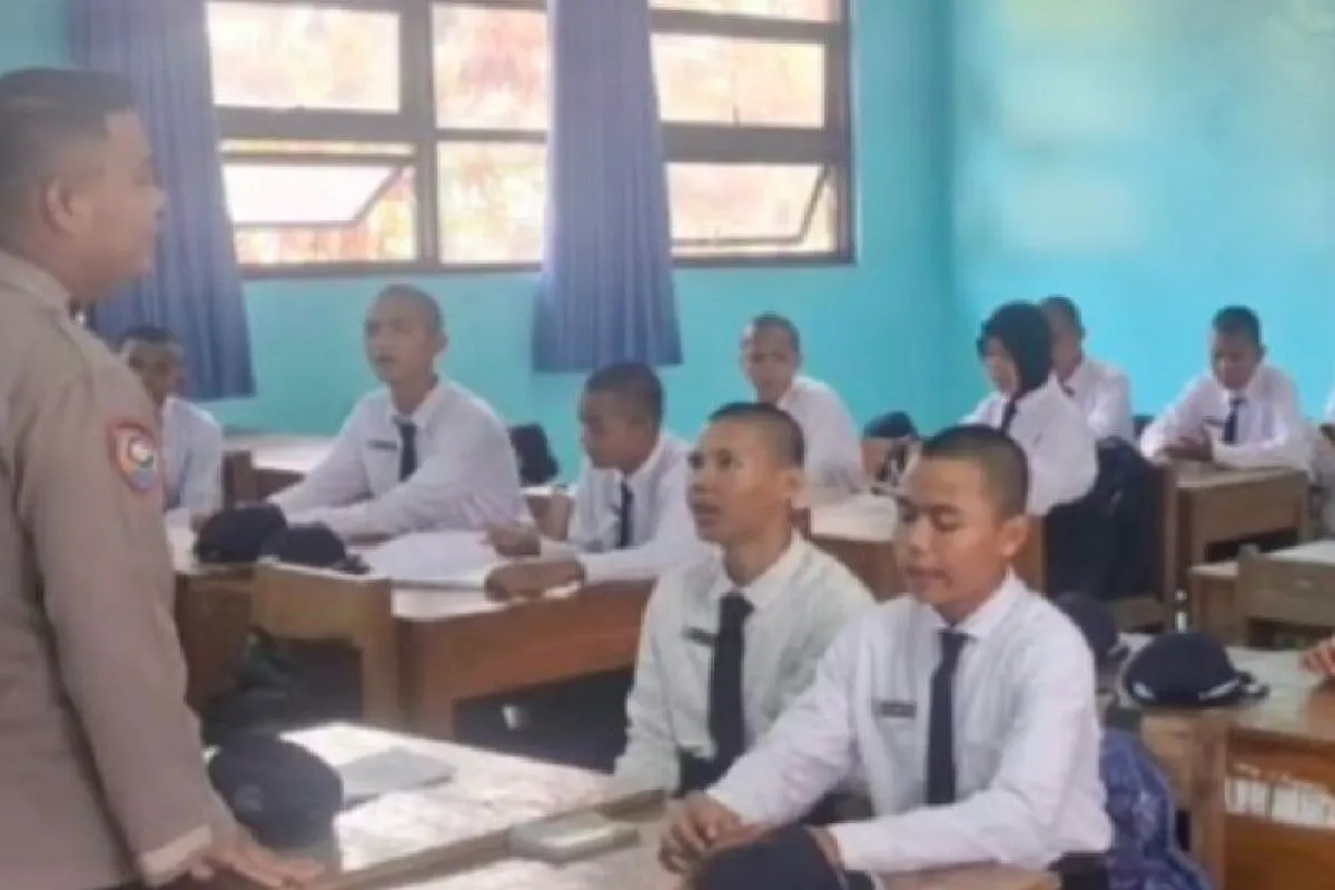 Bapak Asuh Polri Hadir di Sekolah Kepulauan Seribu, Pelajar Diajak Bijak Bermedia Sosial