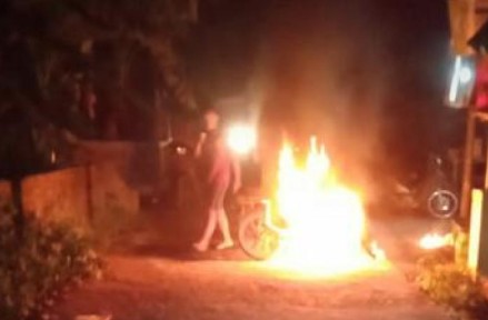 Ilustrasi motor dibakar.