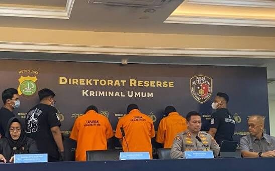 Tiga tersangka kasus penganiayaan pria di Jakarta Utara yang menyebabkan korban meninggal dunia.