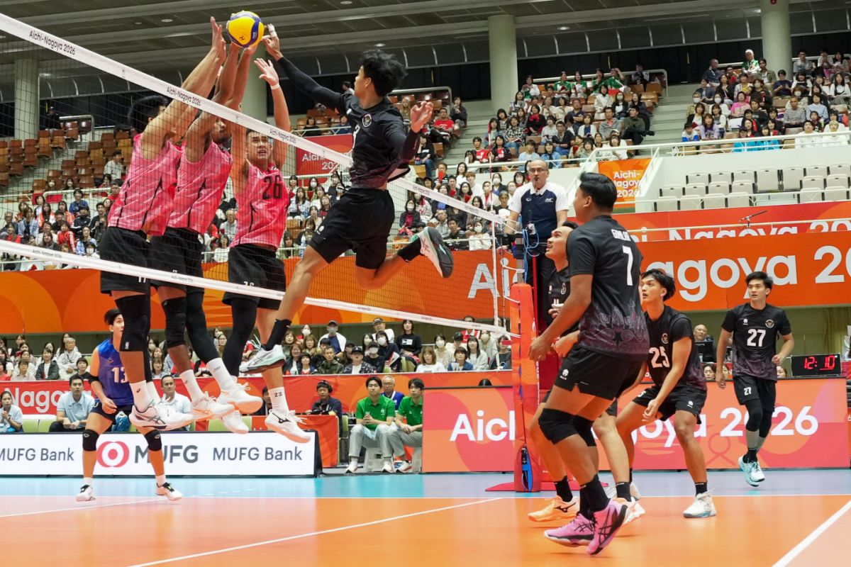 Tim Putra Voli Indonesia saat berduel dengan tim Thailand