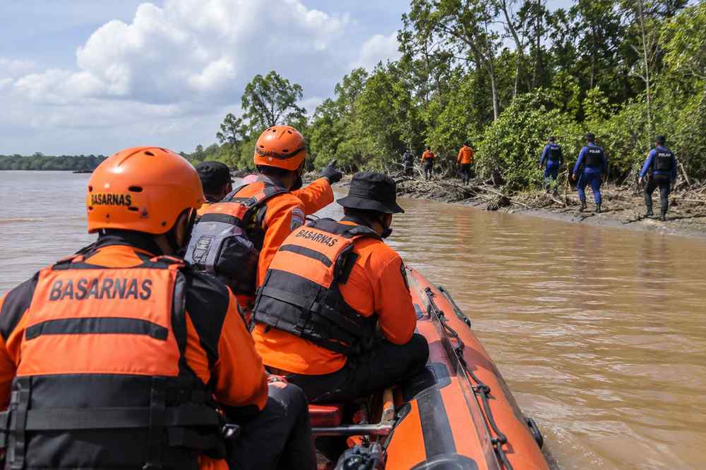 Tim SAR Basarnas menyisir perairan dalam pencarian korban KM Virgo Transport 8.