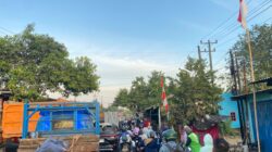 Antrian di SPBU membuat arus lalu lintas lumpuh.