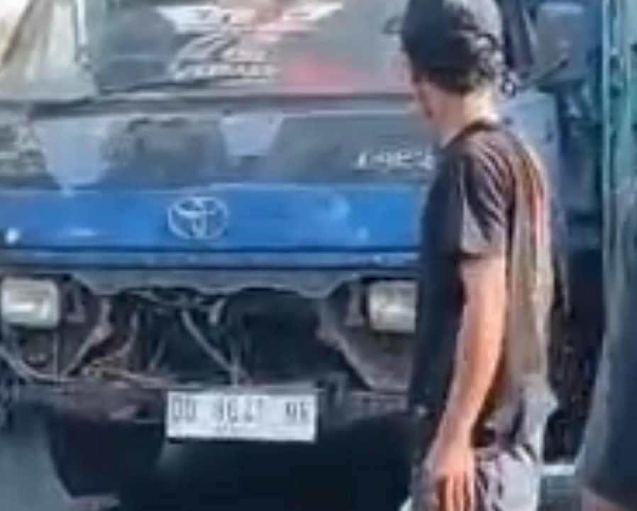 Mobil Truk Tabrak yang tabkar motor di Makassar.