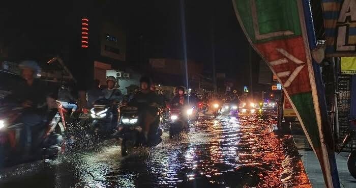 Banjir Jalan Raya Kopo Bandung di kawasan Jadek Margahayu.