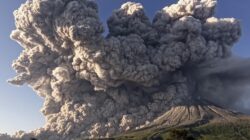 Gunung Sinabung Kembali Erupsi, 2.451 Warga Dua Desa Dievakuasi