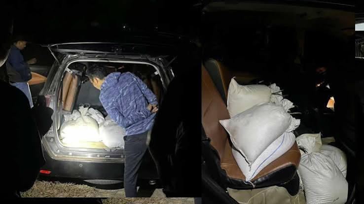 Polres Belitung mengamankan 97 karung diduga berisi pasir timah bersama empat unit mobil dalam pengungkapan dugaan penyelundupan.