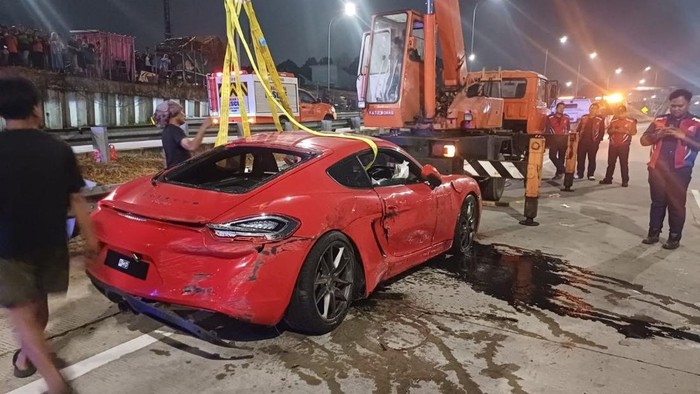 Porsche Tabrak Pembatas hingga Masuk Selokan di Tol Andara Depok.