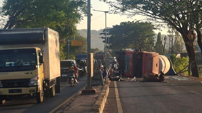 truk terguling