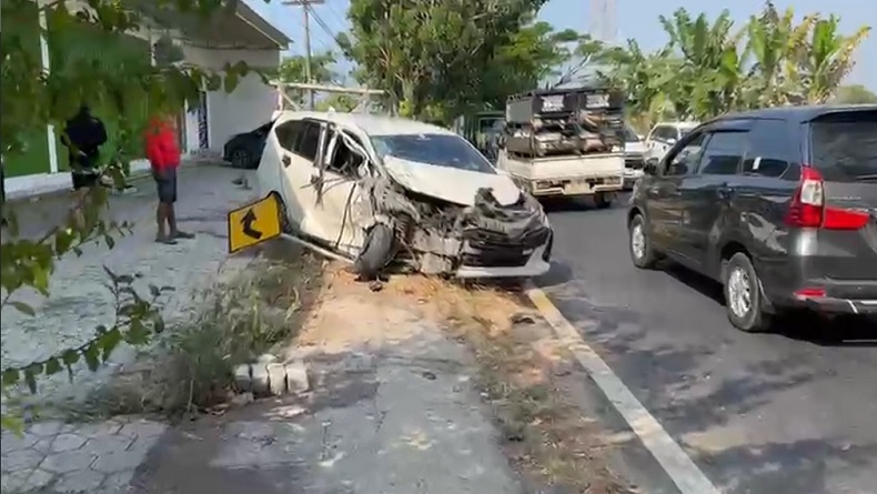 Calya Tabrak Truk di Bangkalan, Empat Penumpang Luka.